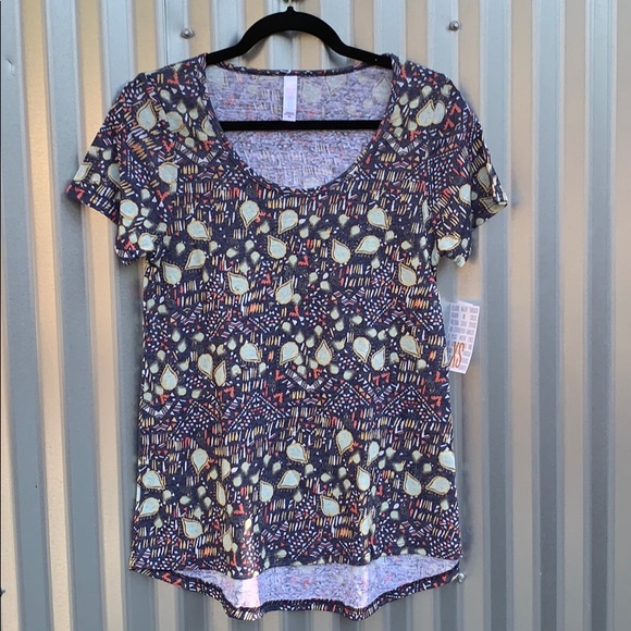 LuLaRoe Tops - NWT Lularoe Classic T Print Shirt XS